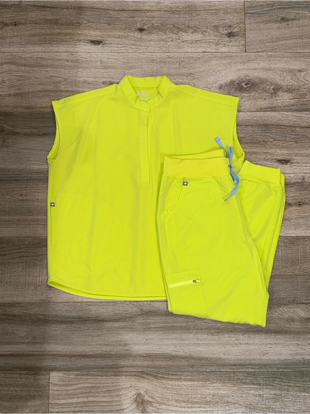 FIGS Rafaela Scrub Set – Neon Yellow 💛